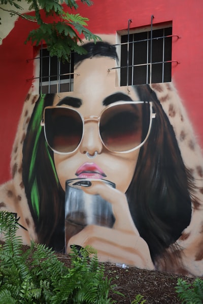 戴着墨镜涂鸦的女人
